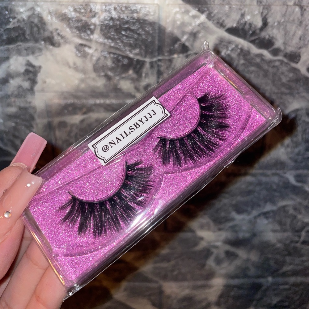 Mega Volume Lashes